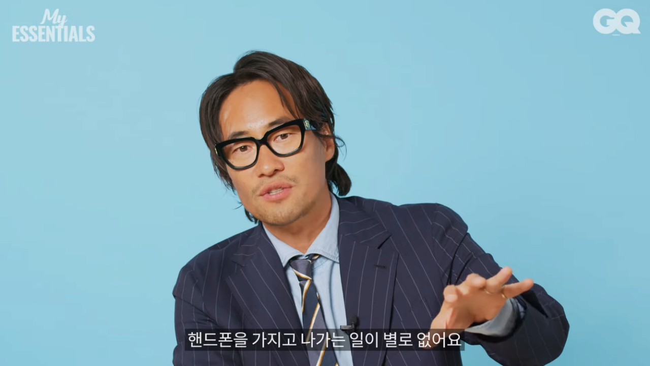 같은 핸드폰을 10년째 쓰고 있다는 배우