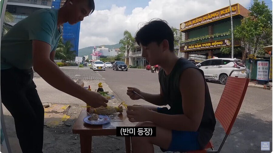 여행 유튜버에게 본인 유튜브 자랑하는 베트남 식당 아재
