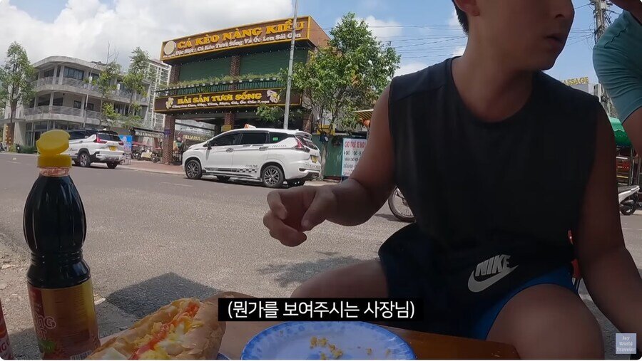 여행 유튜버에게 본인 유튜브 자랑하는 베트남 식당 아재