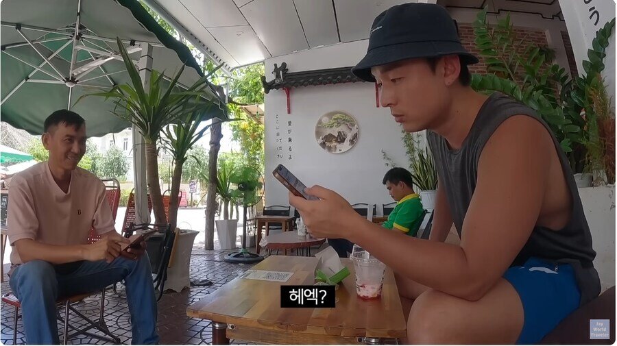 여행 유튜버에게 본인 유튜브 자랑하는 베트남 식당 아재