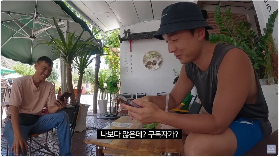 여행 유튜버에게 본인 유튜브 자랑하는 베트남 식당 아재