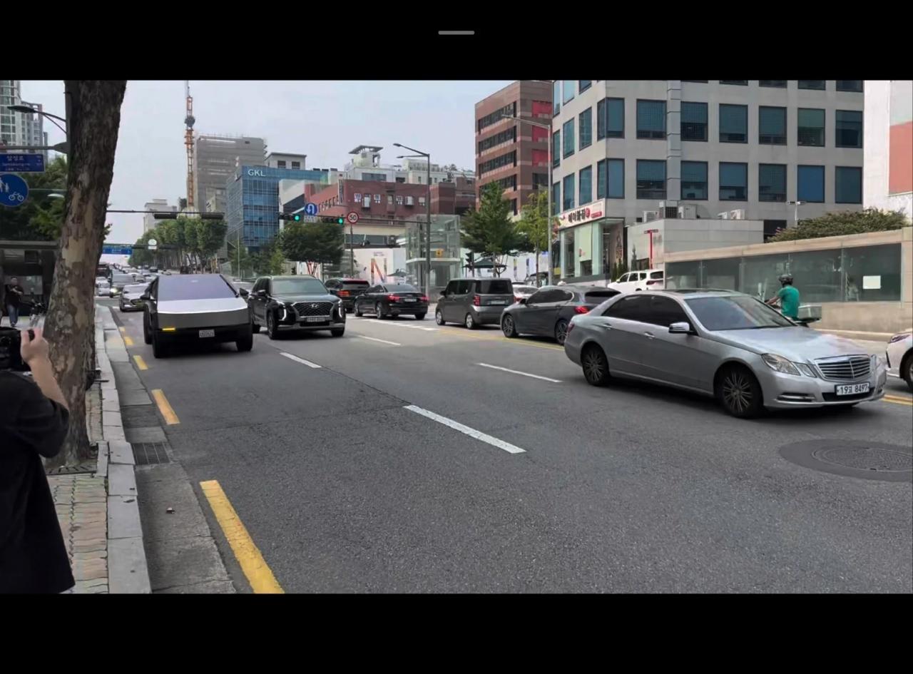 서울에 등장한 테슬라 사이버트럭 실물