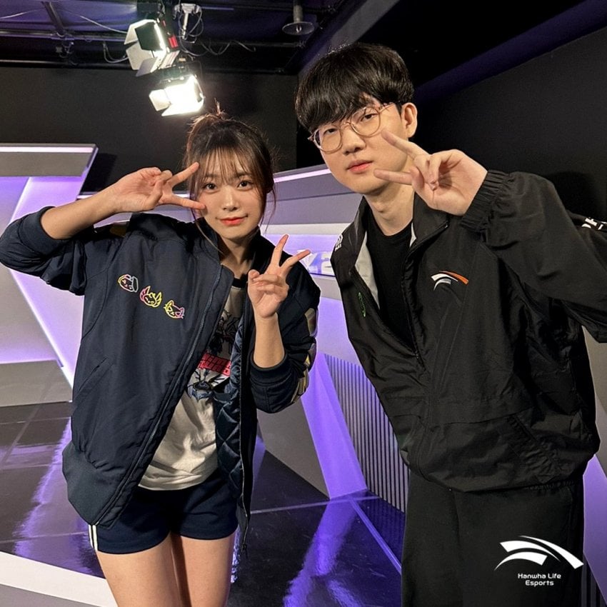 QWER이 프로게이머와 맞팔해서 현타온 팬