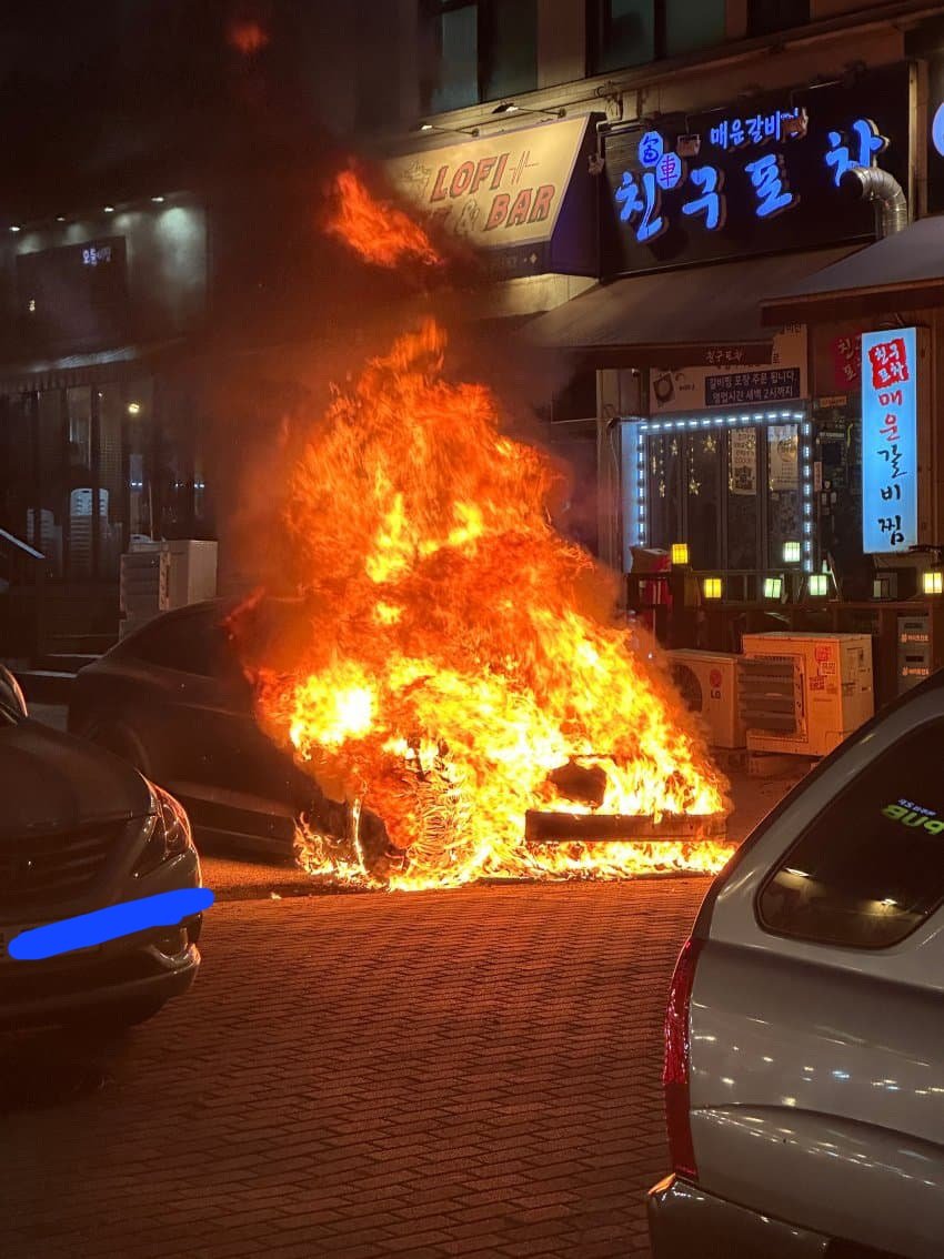 테슬라 불붙은 거 정면 사진