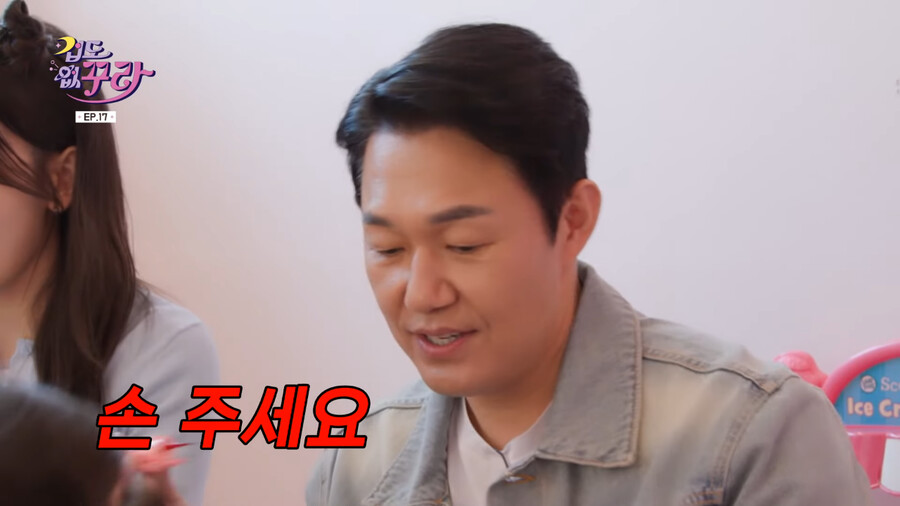 키즈카페 일일 알바 가서 어린이들 매니큐어 해주는 박성웅 ㅋㅋㅋㅋㅋㅋ