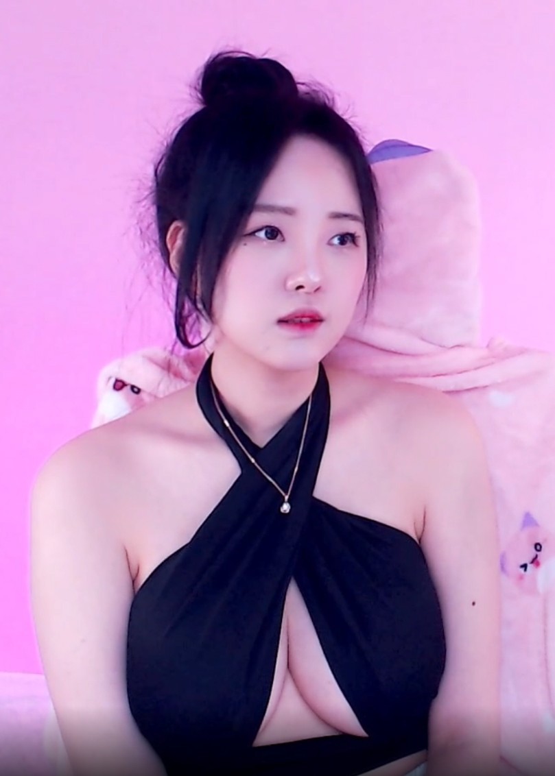 [김하선] 파멸적인 검은 홀터넥 착용한 김하선 묵직한 가슴골.jpg