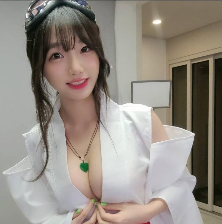 수련수련 묵직한 가슴골