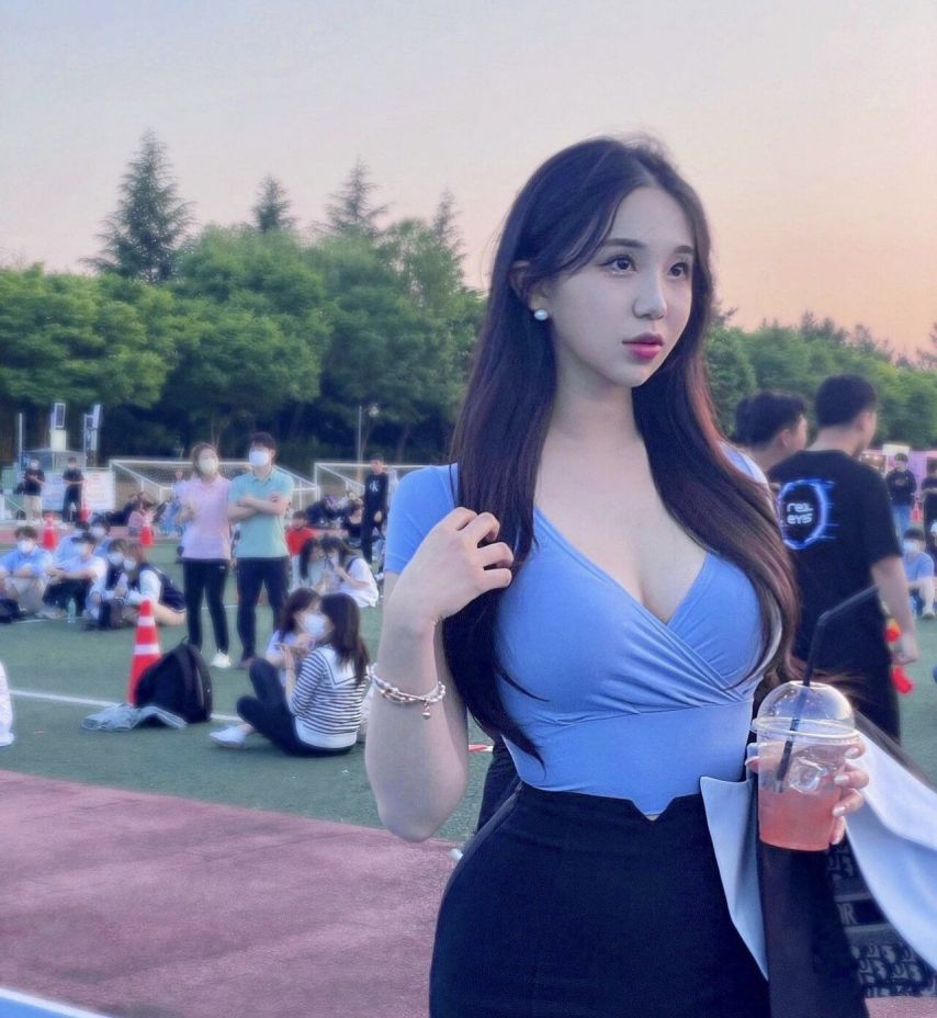 동탄룩을 입은 수원특례시 치어리더 김현영.jpg
