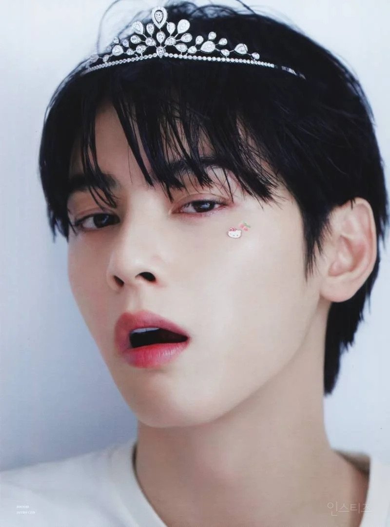 남자가 공주 머리띠에 헬로키티 스티커ㅉㅉ