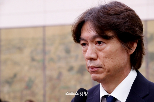 홍명보 “마지막 봉사하고 싶었다”···“20억짜리 봉사도 있냐” (스포츠경향)