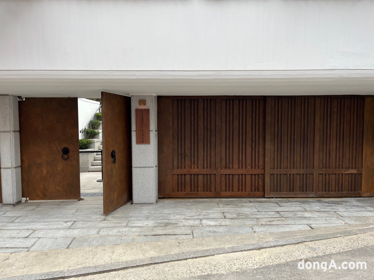 실제 부잣집을 개조해서 만들었다는 스타벅스