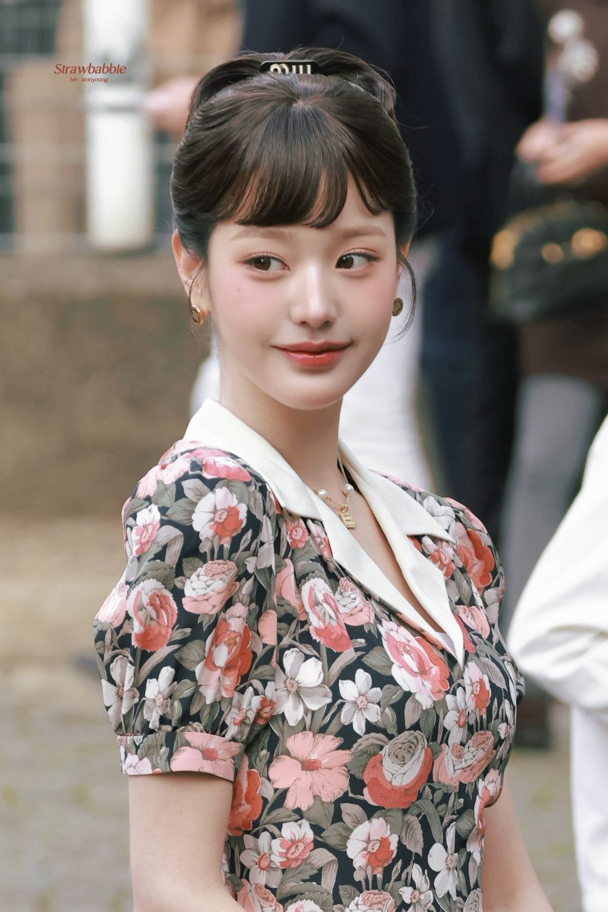 오드리 헵번을 연상시키는 아이브 장원영 꽃무늬 원피스 미친 미모