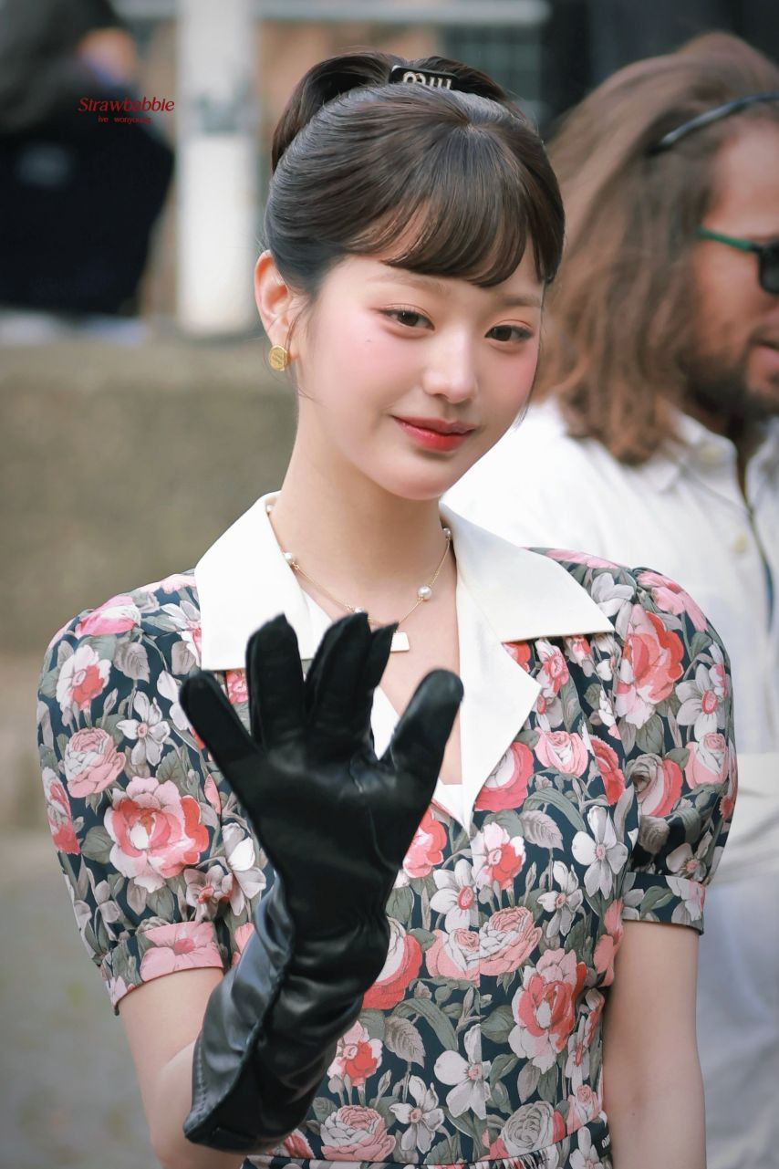 오드리 헵번을 연상시키는 아이브 장원영 꽃무늬 원피스 미친 미모
