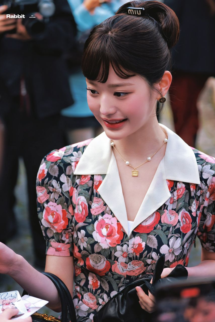 오드리 헵번을 연상시키는 아이브 장원영 꽃무늬 원피스 미친 미모