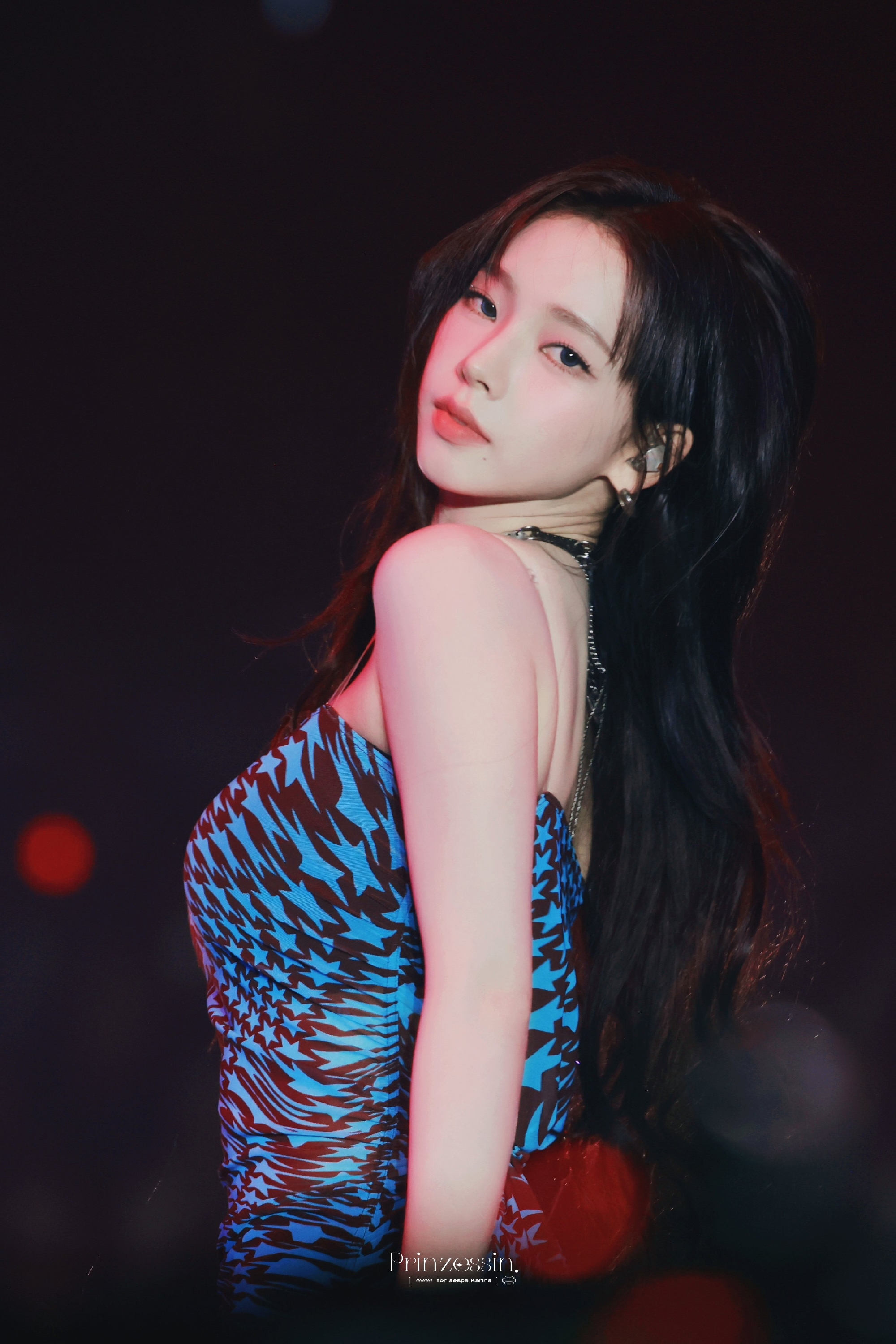 자꾸 말려올라가는 별무늬 원피스 묵직한 가슴 에스파 카리나