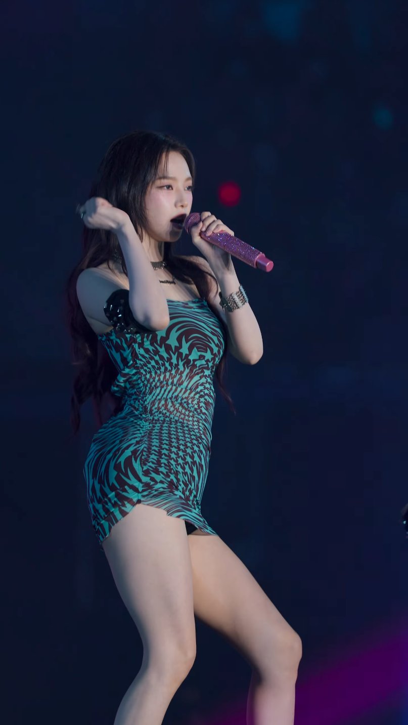 자꾸 말려올라가는 별무늬 원피스 묵직한 가슴 에스파 카리나