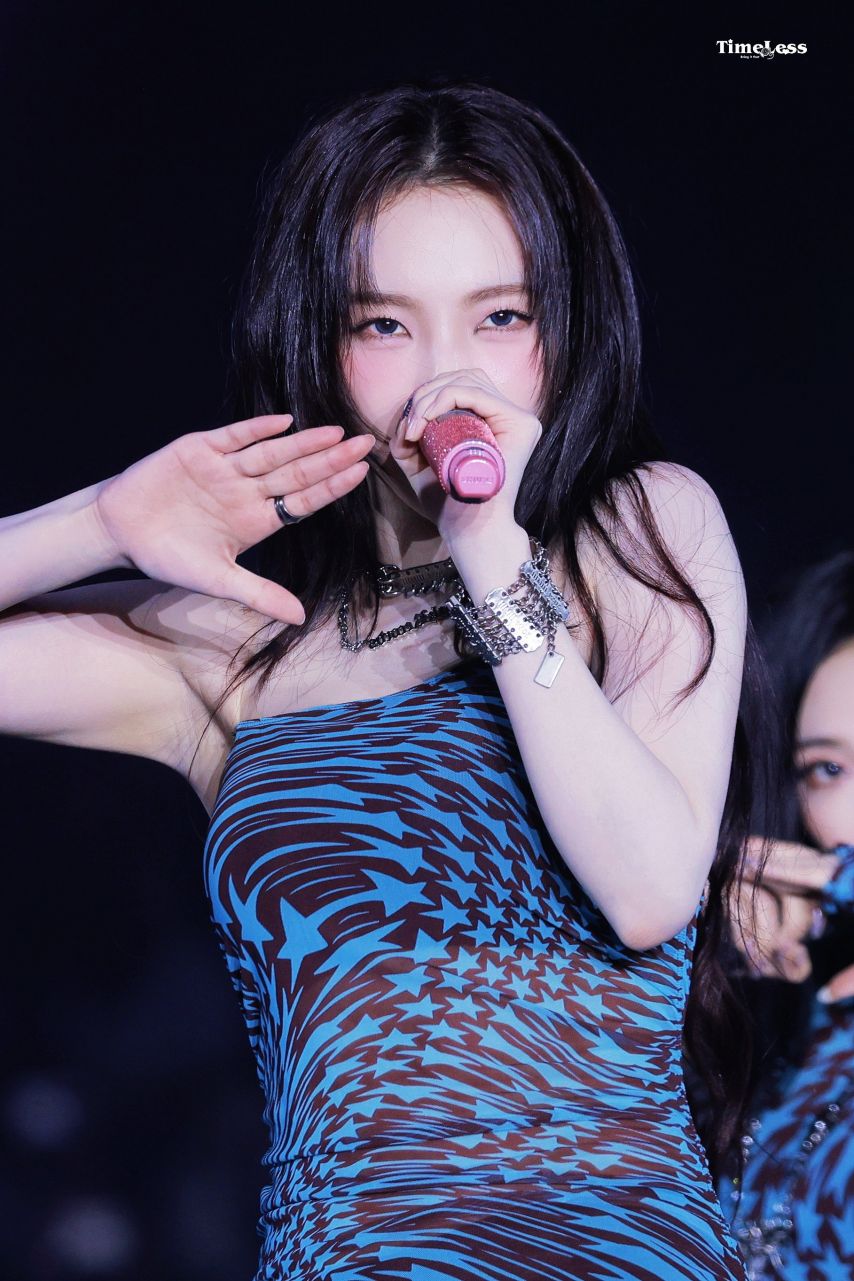 자꾸 말려올라가는 별무늬 원피스 묵직한 가슴 에스파 카리나