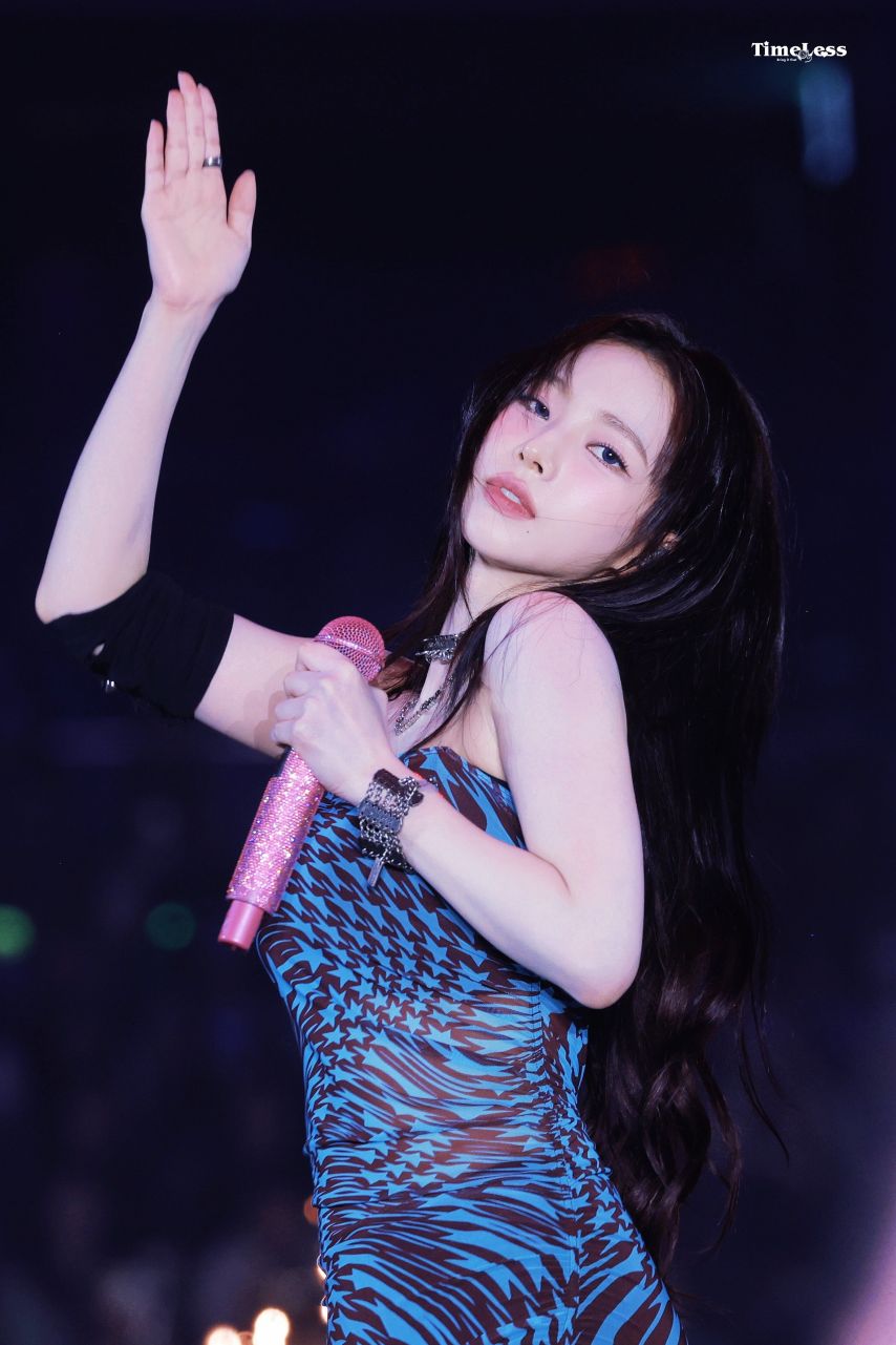 자꾸 말려올라가는 별무늬 원피스 묵직한 가슴 에스파 카리나