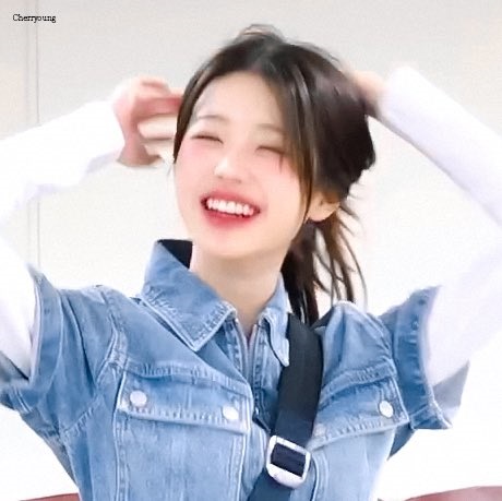 머리 올리는 청남방 아이브 장원영...100만불 짜리 미소녀 눈웃음