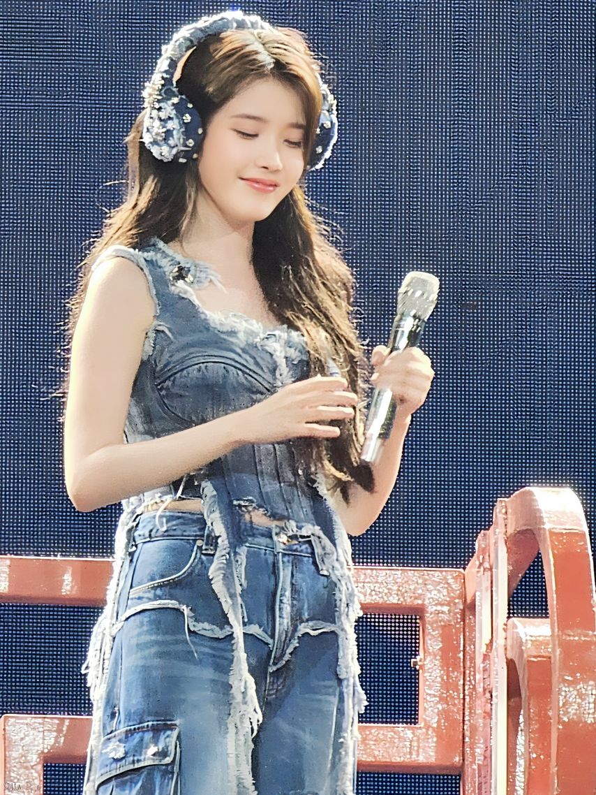 아이유 월드투어 콘서트 모음