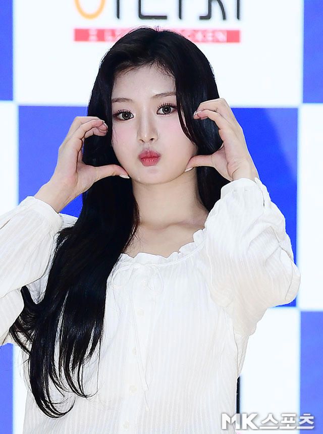 피프티피프티 아네나, 각선미 살아난 포즈