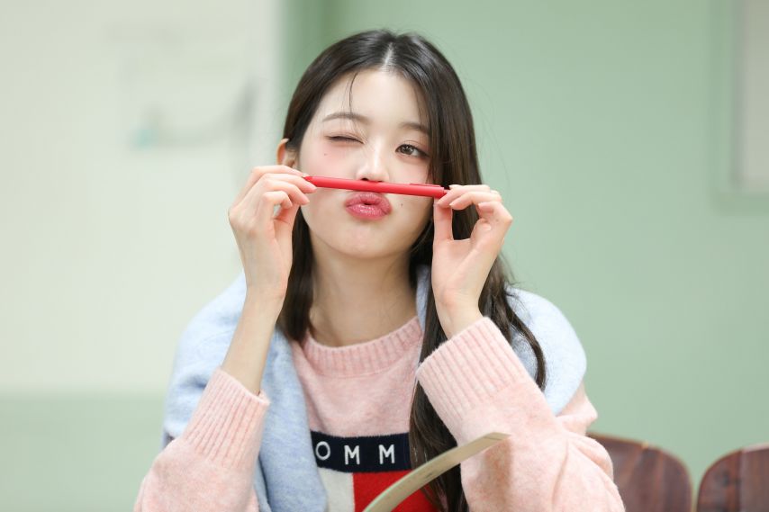 장원영 꽃받침 윙크