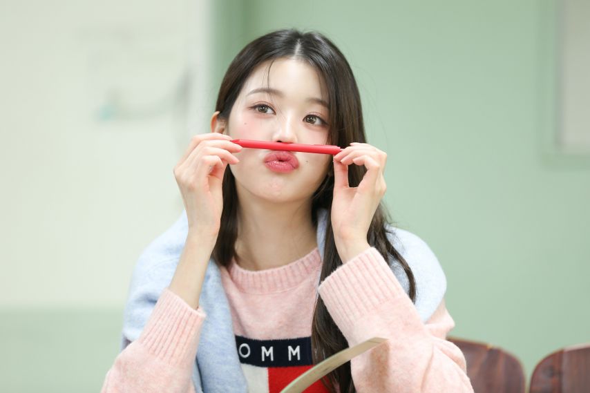장원영 꽃받침 윙크
