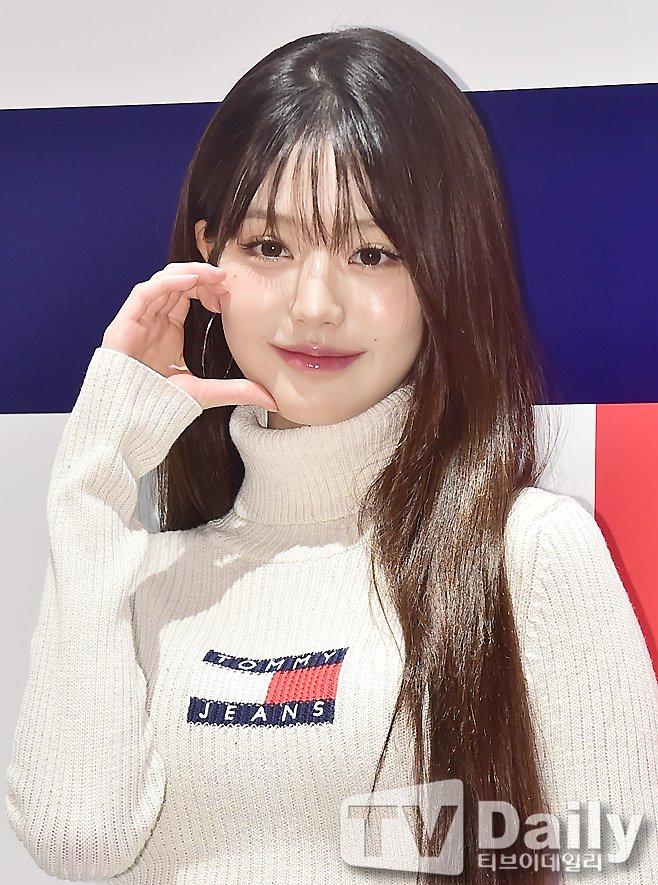 봉긋한 화이트 골지 터틀넥 + 청미니 입은 만년돌 장원영 미친 미모
