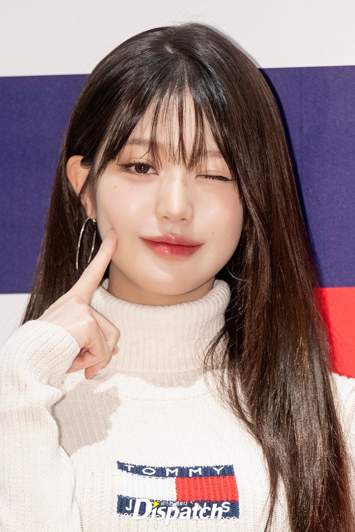 봉긋한 화이트 골지 터틀넥 + 청미니 입은 만년돌 장원영 미친 미모