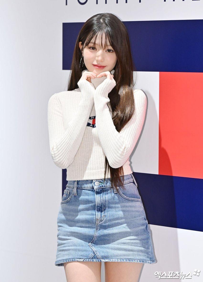 봉긋한 화이트 골지 터틀넥 + 청미니 입은 만년돌 장원영 미친 미모