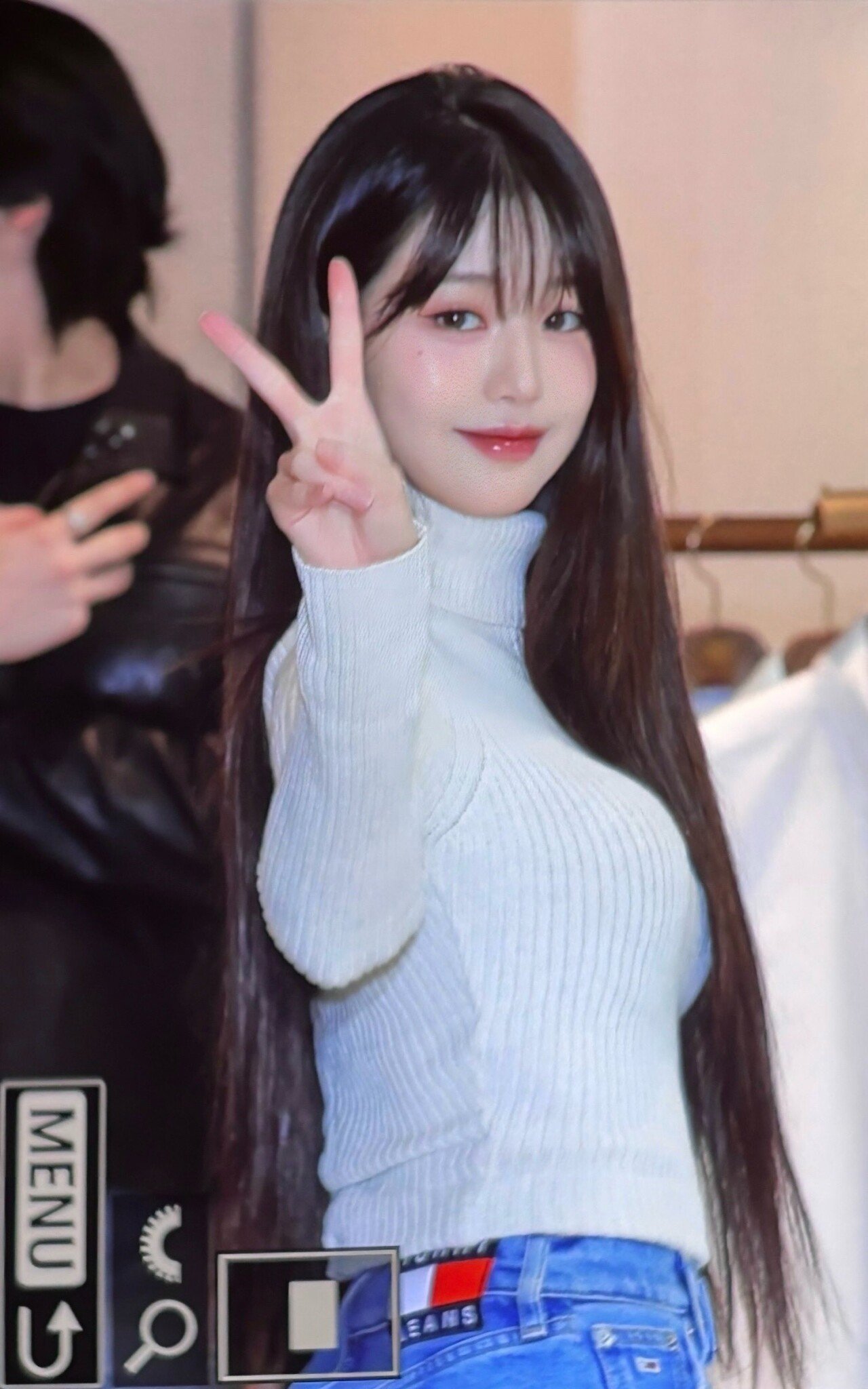 봉긋한 화이트 골지 터틀넥 + 청미니 입은 만년돌 장원영 미친 미모