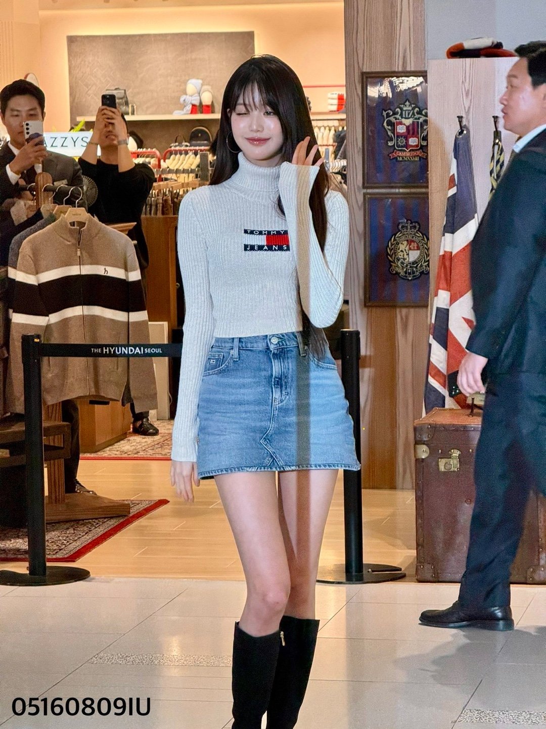 봉긋한 화이트 골지 터틀넥 + 청미니 입은 만년돌 장원영 미친 미모