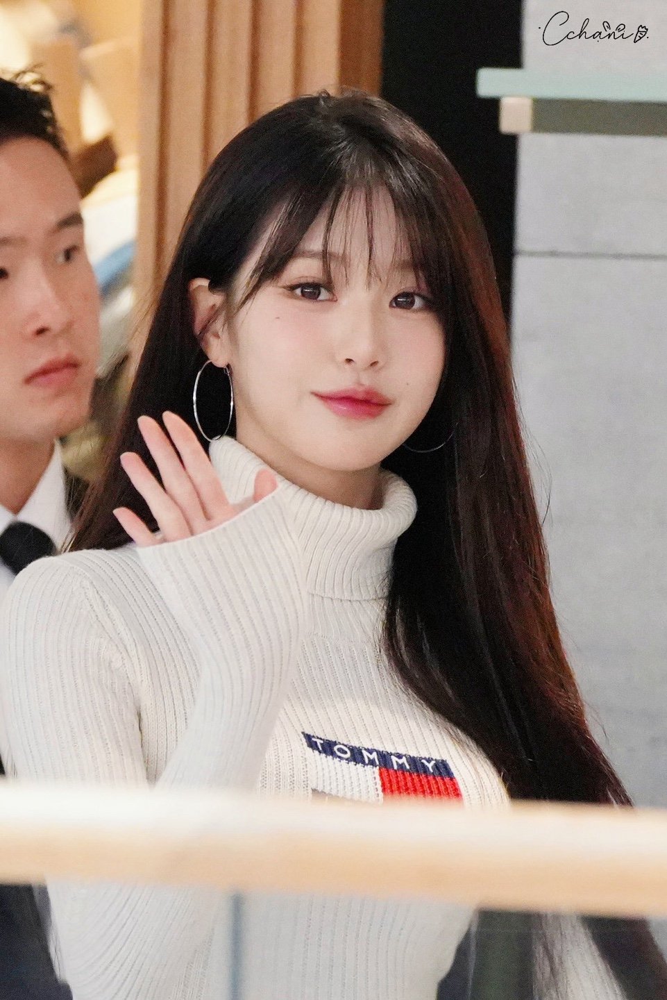 봉긋한 화이트 골지 터틀넥 + 청미니 입은 만년돌 장원영 미친 미모
