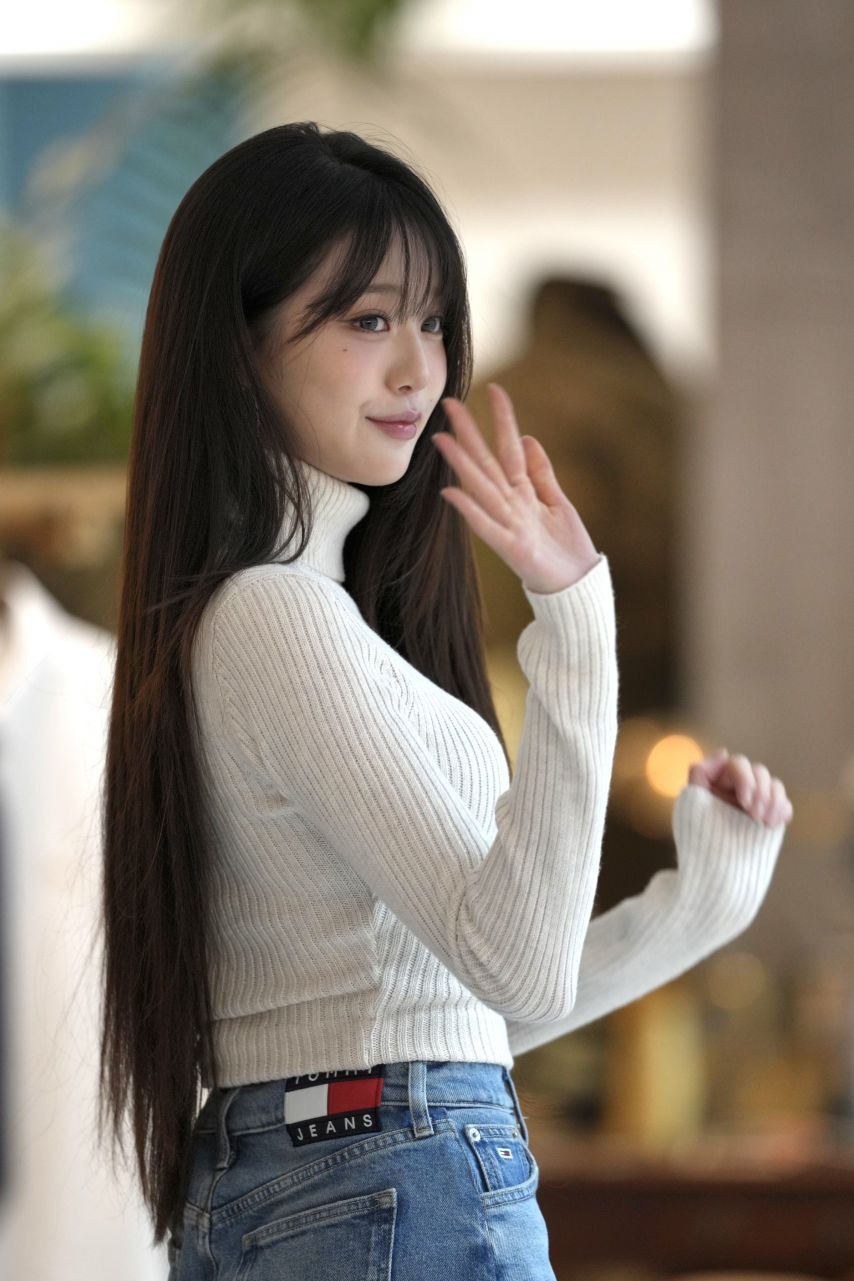봉긋한 화이트 골지 터틀넥 + 청미니 입은 만년돌 장원영 미친 미모