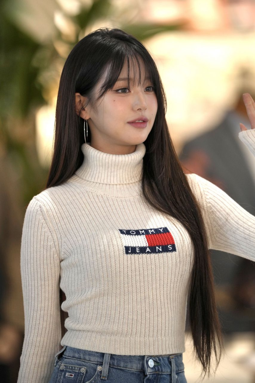 봉긋한 화이트 골지 터틀넥 + 청미니 입은 만년돌 장원영 미친 미모