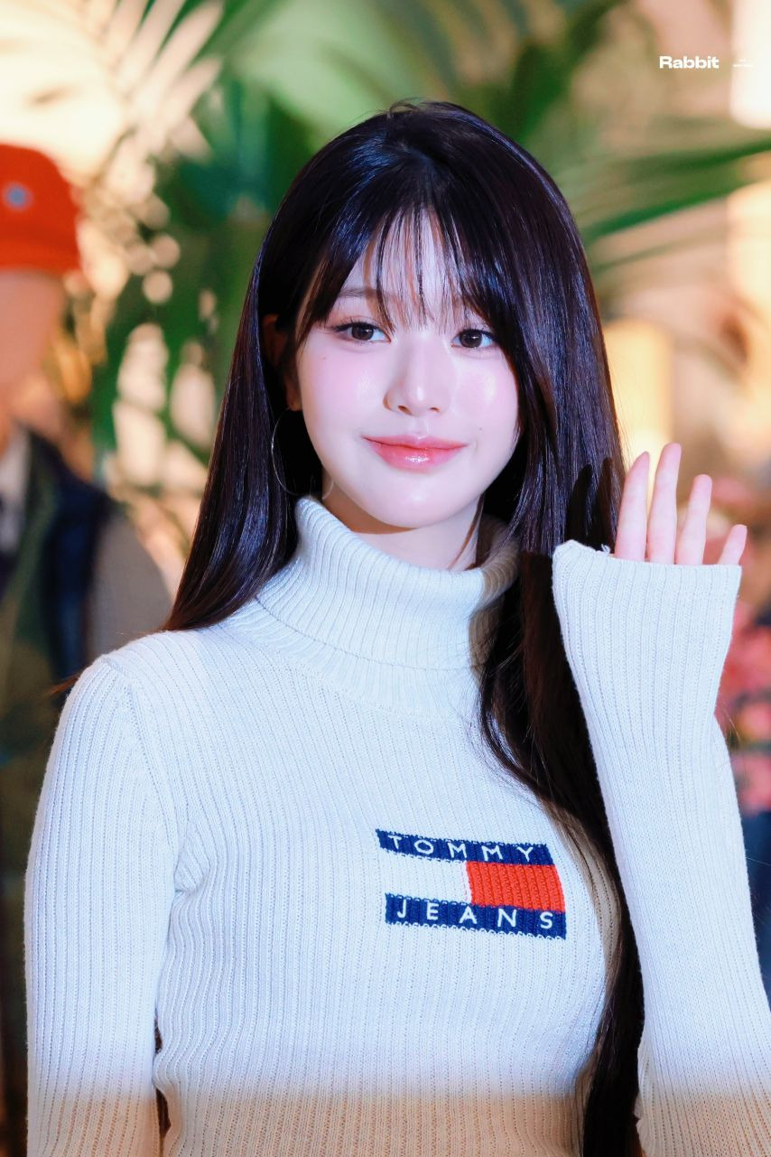 봉긋한 화이트 골지 터틀넥 + 청미니 입은 만년돌 장원영 미친 미모