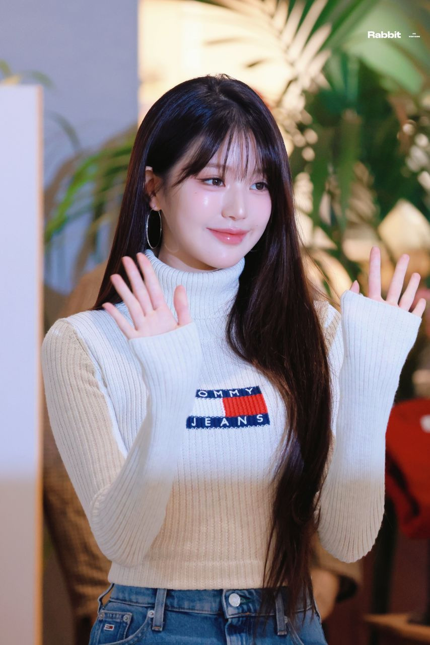 봉긋한 화이트 골지 터틀넥 + 청미니 입은 만년돌 장원영 미친 미모
