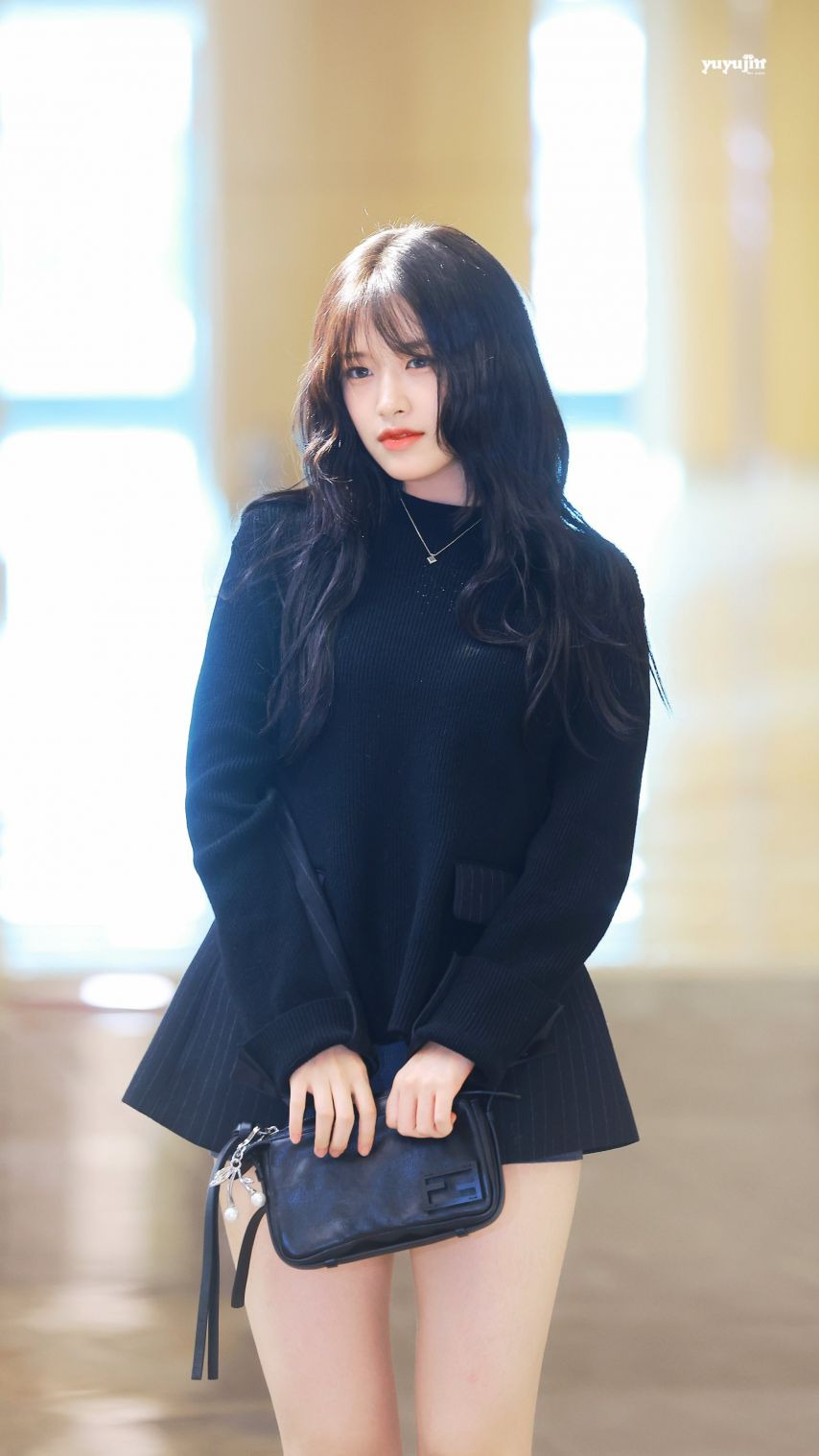오늘자 출국하는 가을여자 안유진 속바지 보다 짧은 회색 스커트 ㄷㄷ