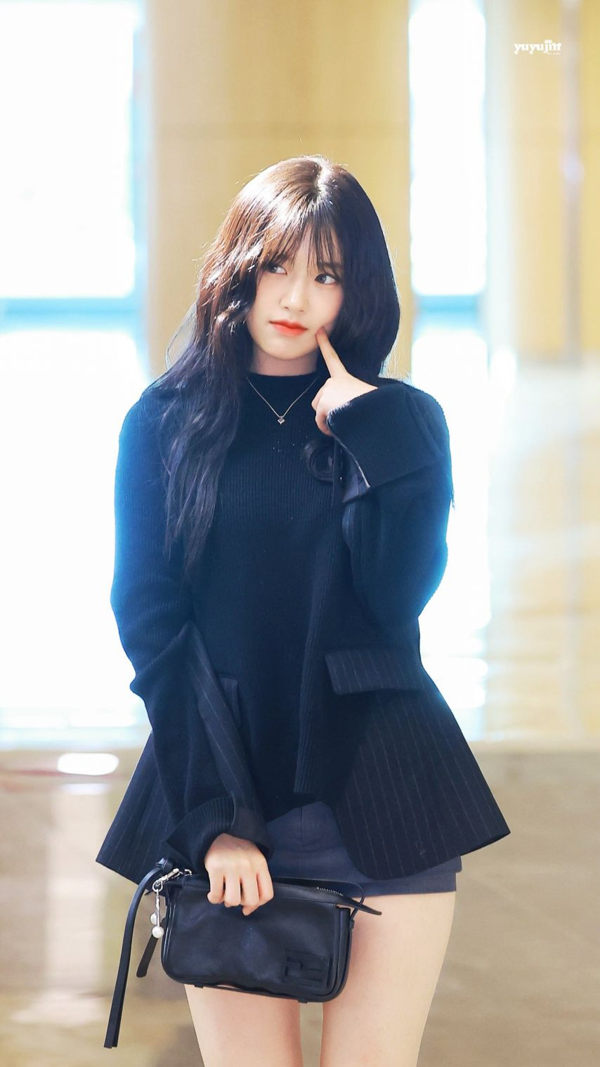 오늘자 출국하는 가을여자 안유진 속바지 보다 짧은 회색 스커트 ㄷㄷ