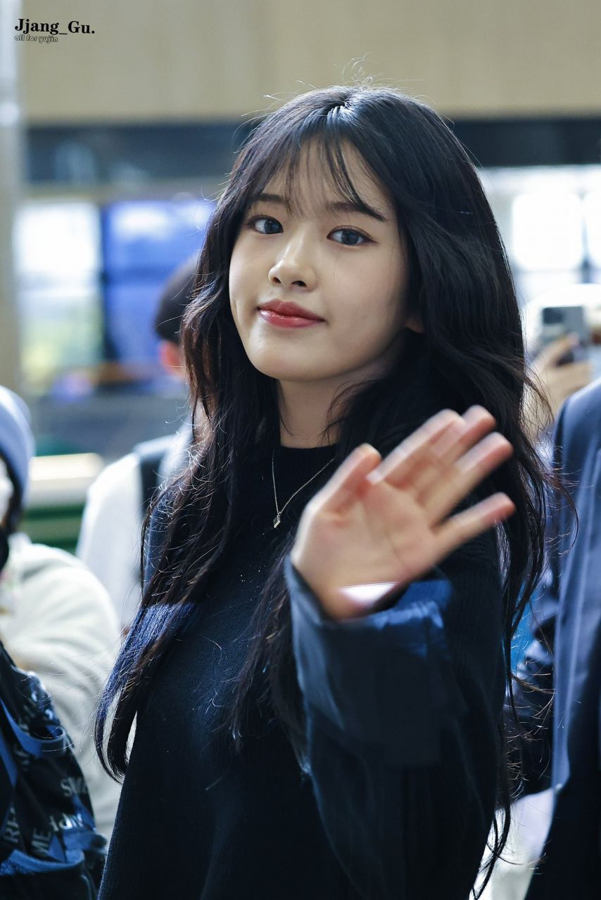 오늘자 출국하는 가을여자 안유진 속바지 보다 짧은 회색 스커트 ㄷㄷ