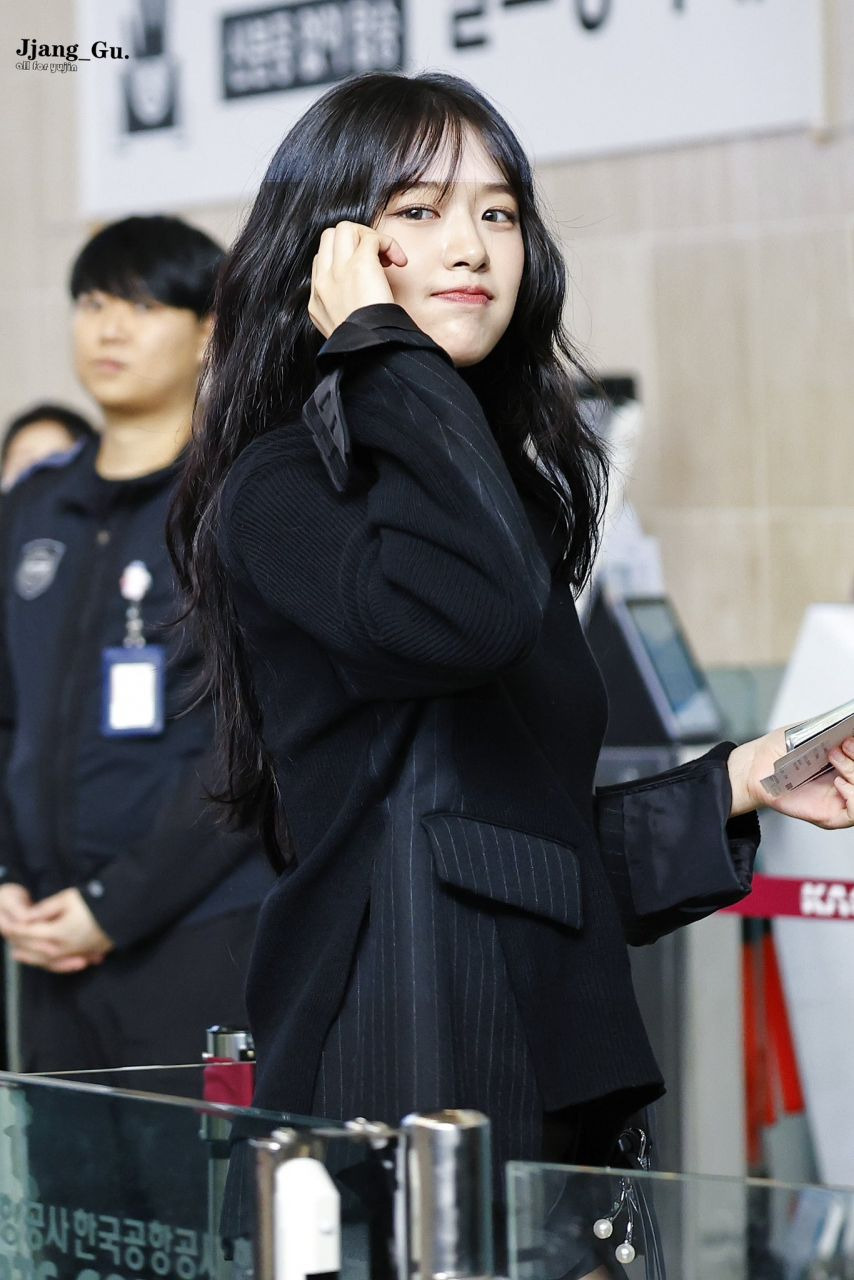 오늘자 출국하는 가을여자 안유진 속바지 보다 짧은 회색 스커트 ㄷㄷ