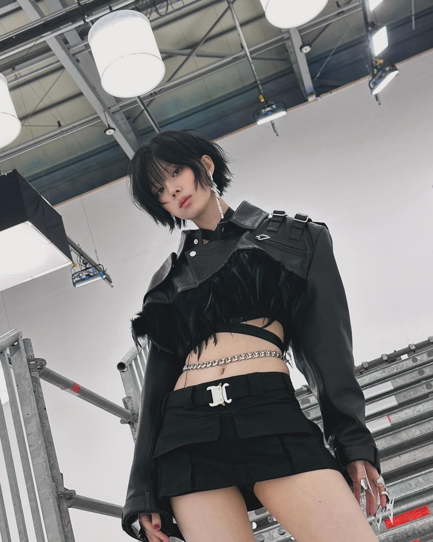 팬티끈이 많이 올라온 은색 초미니 패션 에스파 윈터 야꼽 야벅지