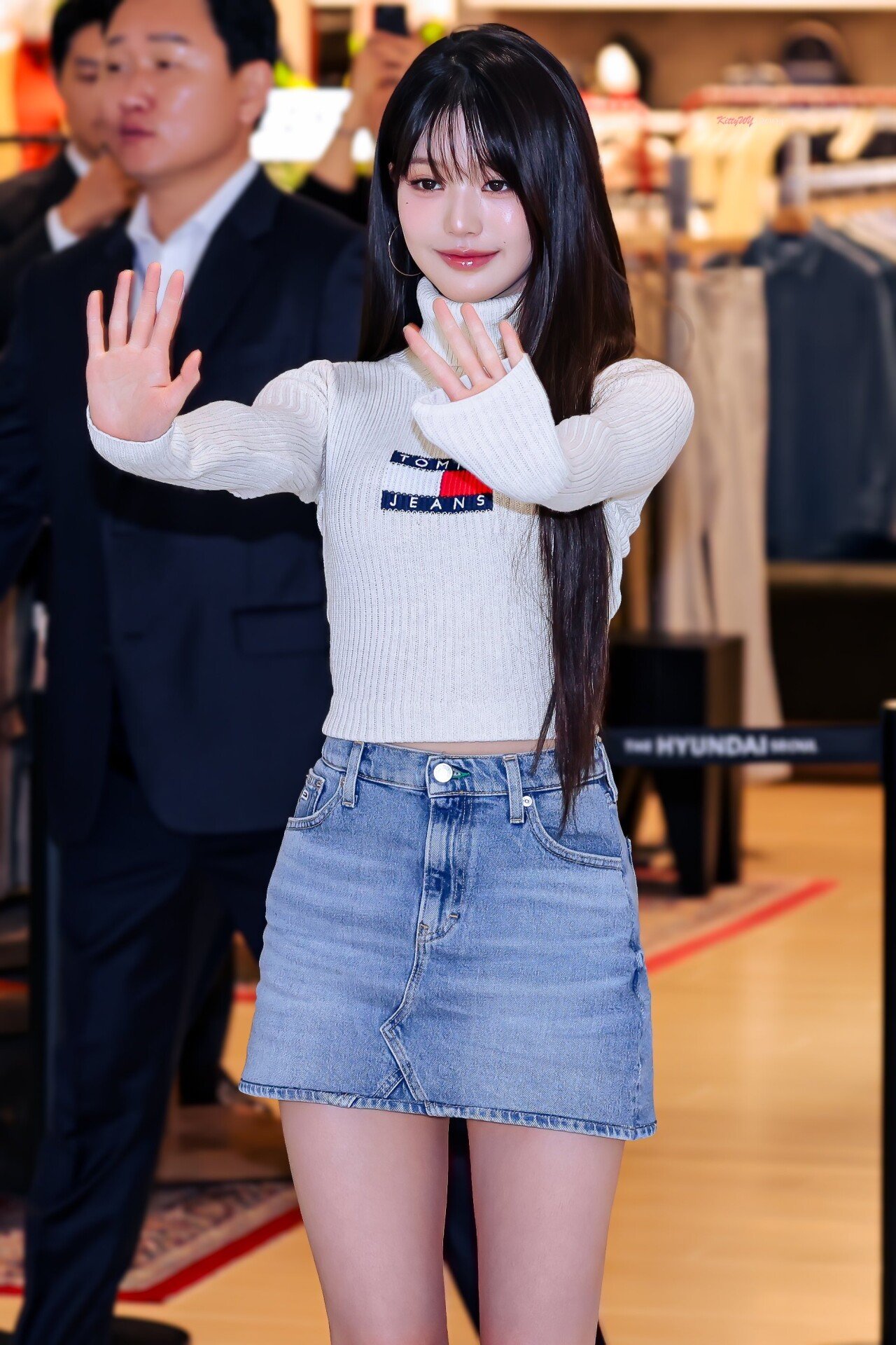 오늘자 더현대 타미힐피거 팝업스토어 아이브 장원영
