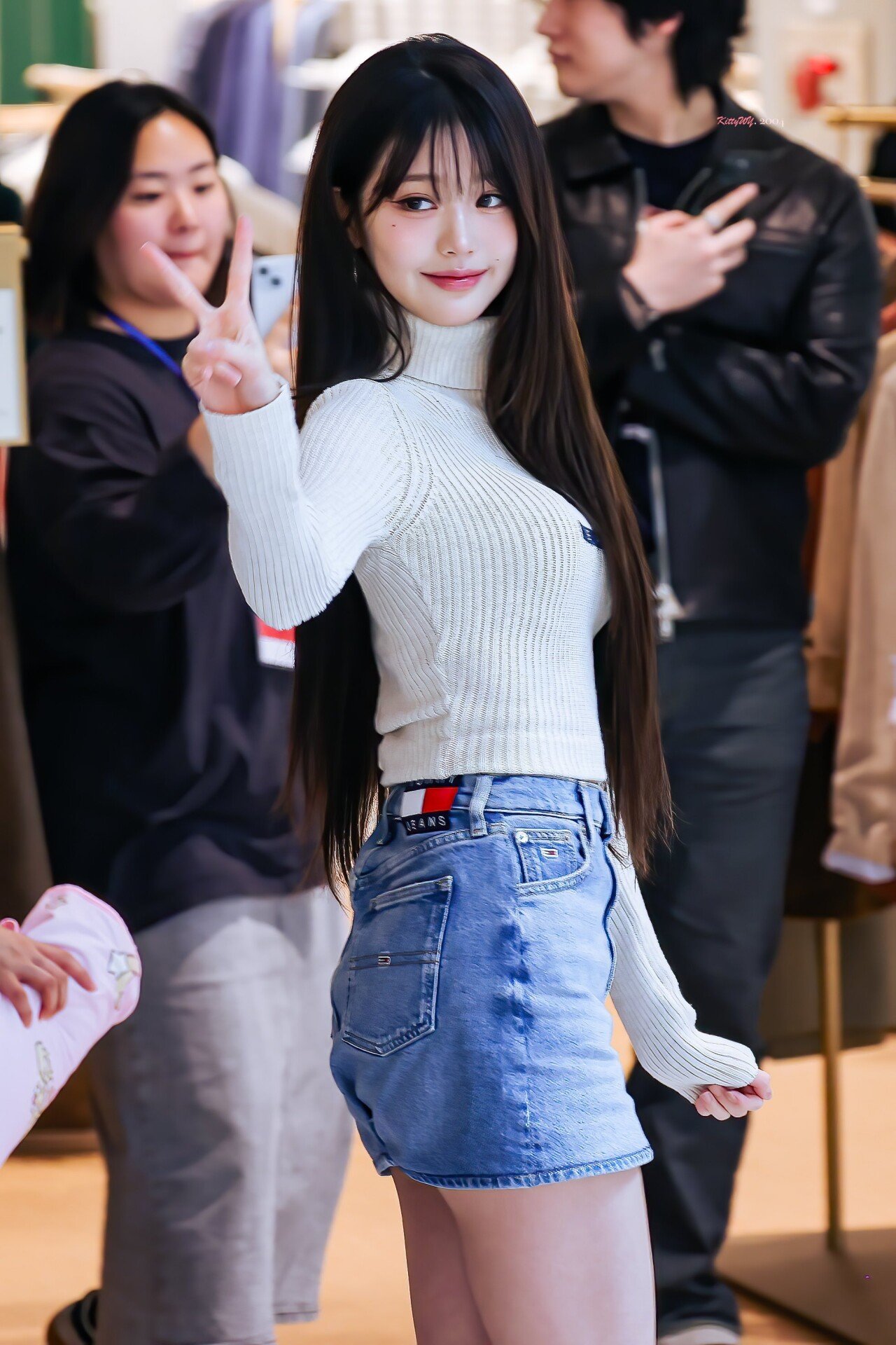 오늘자 더현대 타미힐피거 팝업스토어 아이브 장원영