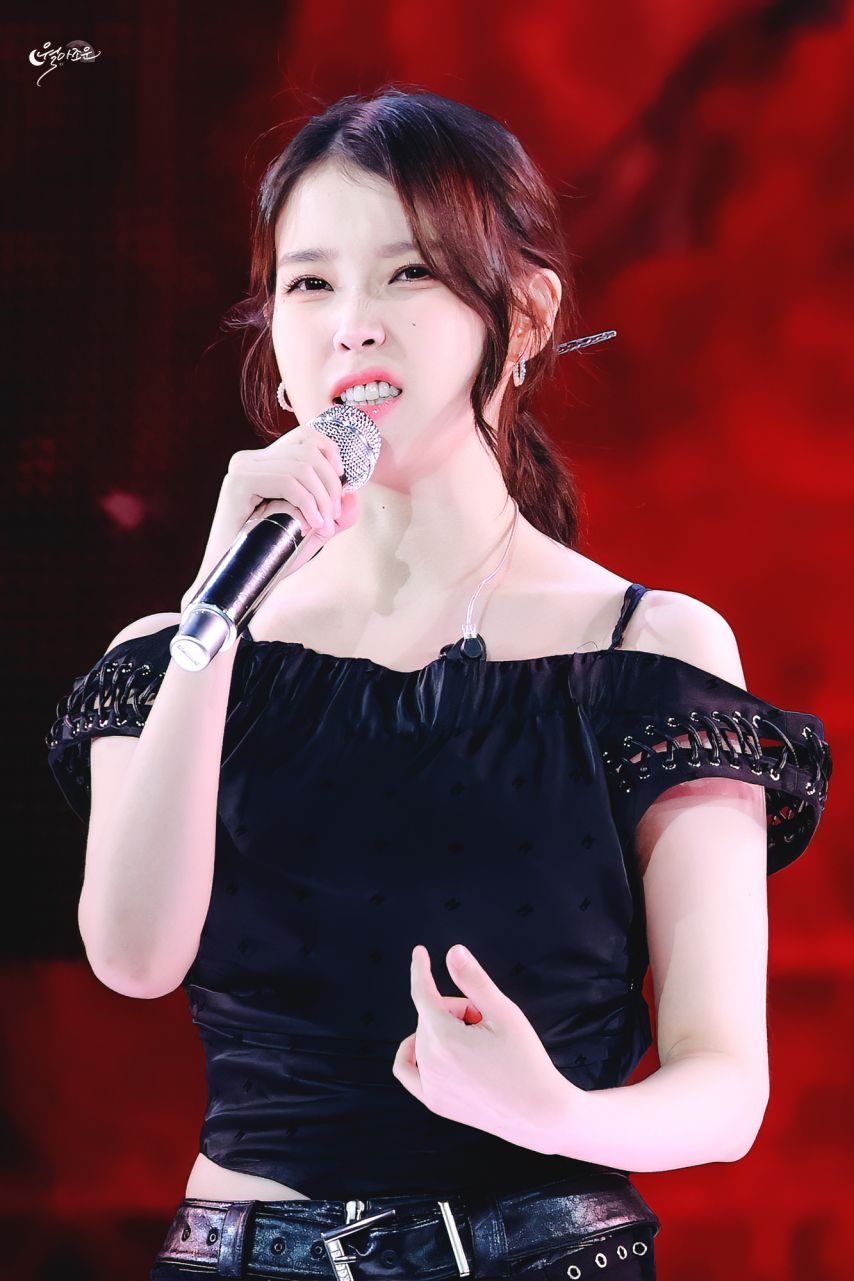 아이유 오프숄더