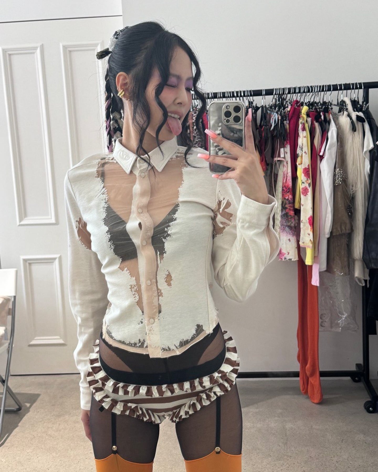 상당히 헐벗은 느낌의 이번 블랙핑크 제니 컨셉 가터벨트 팬티의상