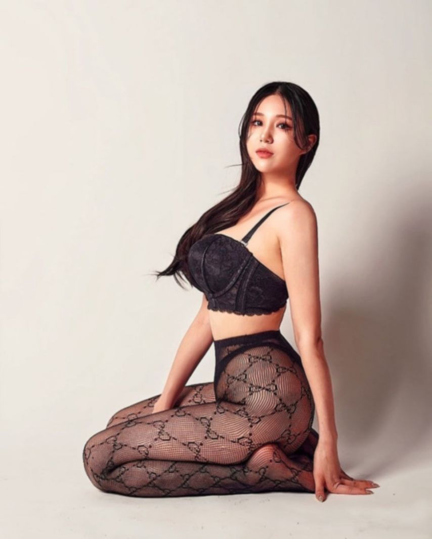 안지현과 함께 대만 간 김현영, 역시 자연산 F컵이란!.jpg