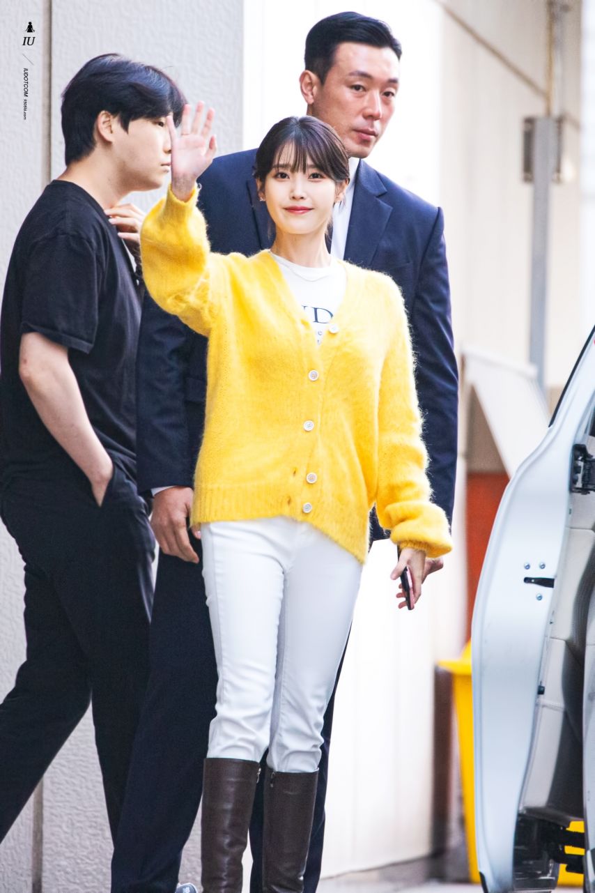 아이유 231013 더 골든 아워 무대인사 출근길
