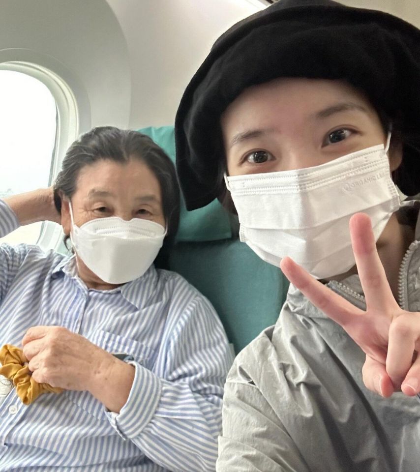 할머니랑 여행간 아이유 인스타.jpg