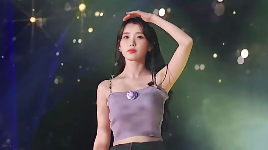아이유 탱크탑 나시